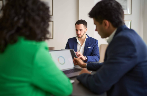 Marketing de contenidos en España: cómo pasar de publicar sin rumbo a posicionar con estrategia